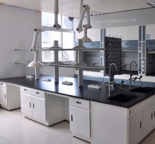 全鋼實(shí)驗(yàn)臺(tái)作為一種常見(jiàn)的實(shí)驗(yàn)室家具，因其穩(wěn)固耐用、耐腐蝕、易于清潔等優(yōu)點(diǎn)